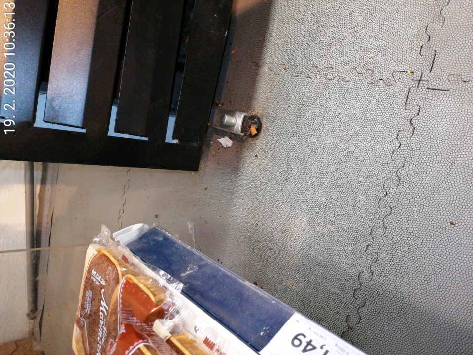 Podlahy znečistené