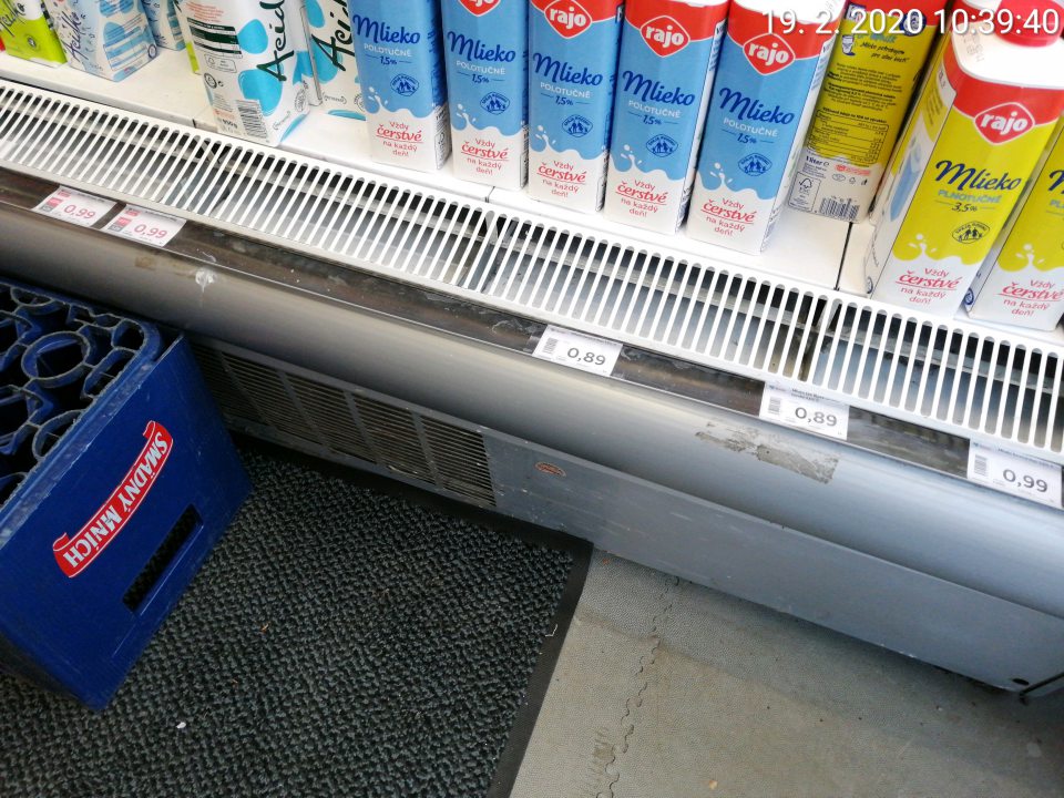 Chladiace vitríny znečistené