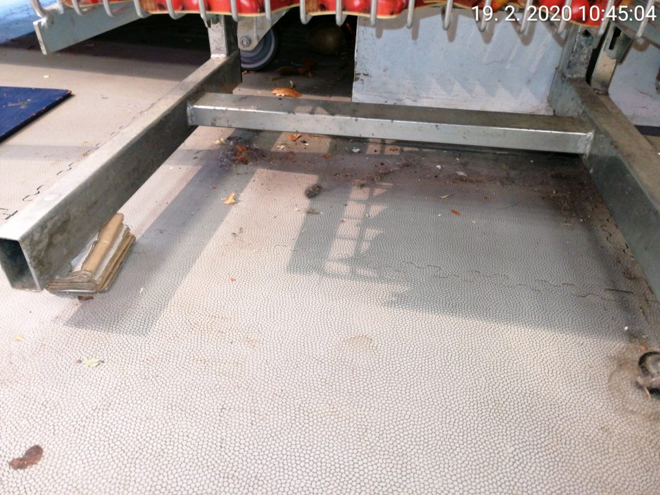 Podlahy znečistené