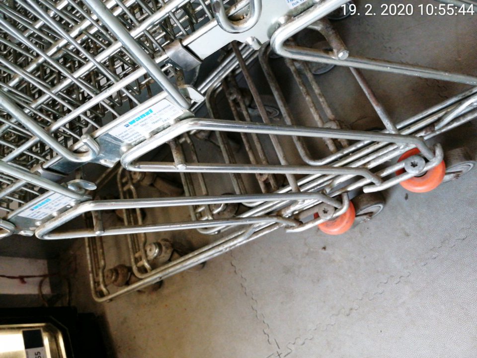 Nákupné vozíky znečistené