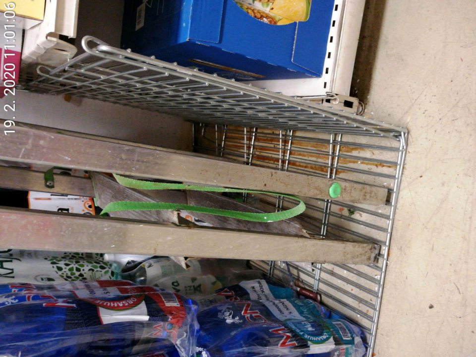 Podlahy znečistené