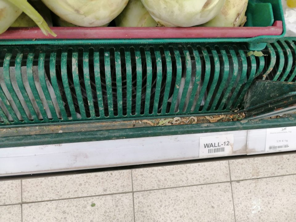 Nános nečistôt na mriežke v chladiacom zariadení.