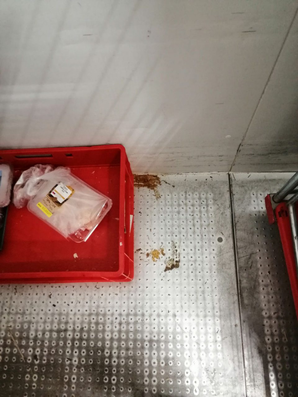 Znečistená podlaha v mraziacom boxe.