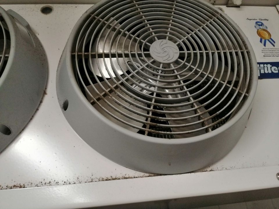 Znečistené mriežky ventilátorov chladiacej jednotky.