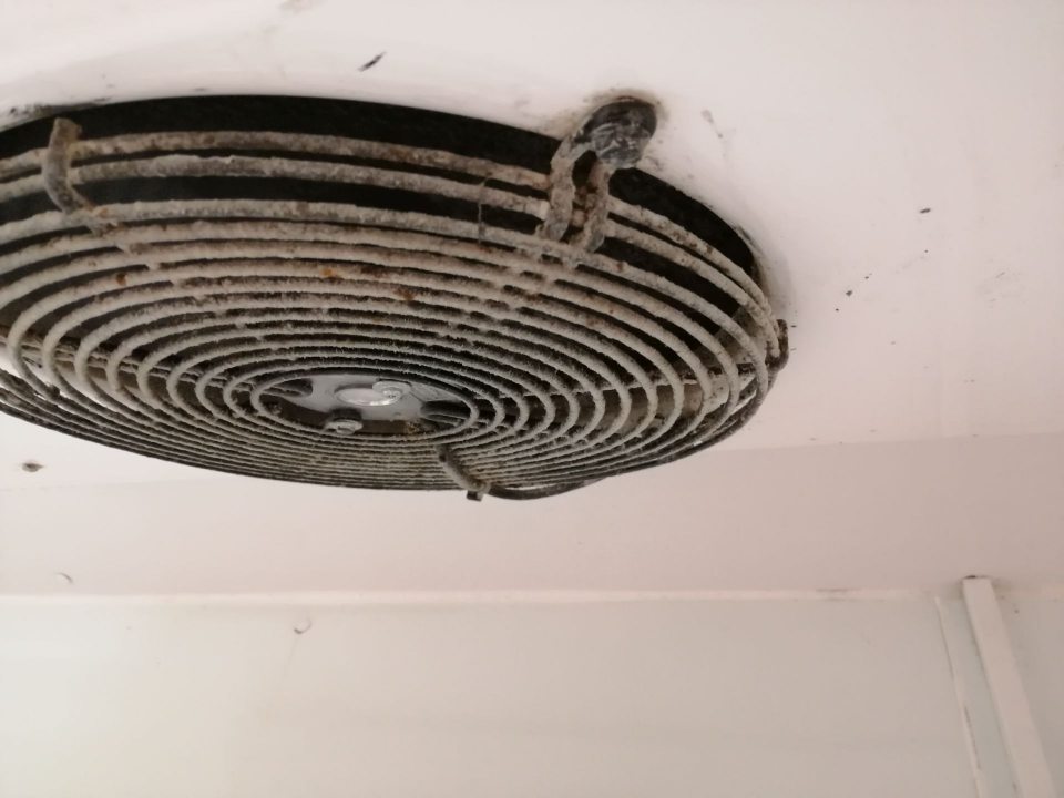Znečistené mriežky ventilátora chladiacej jednotky.