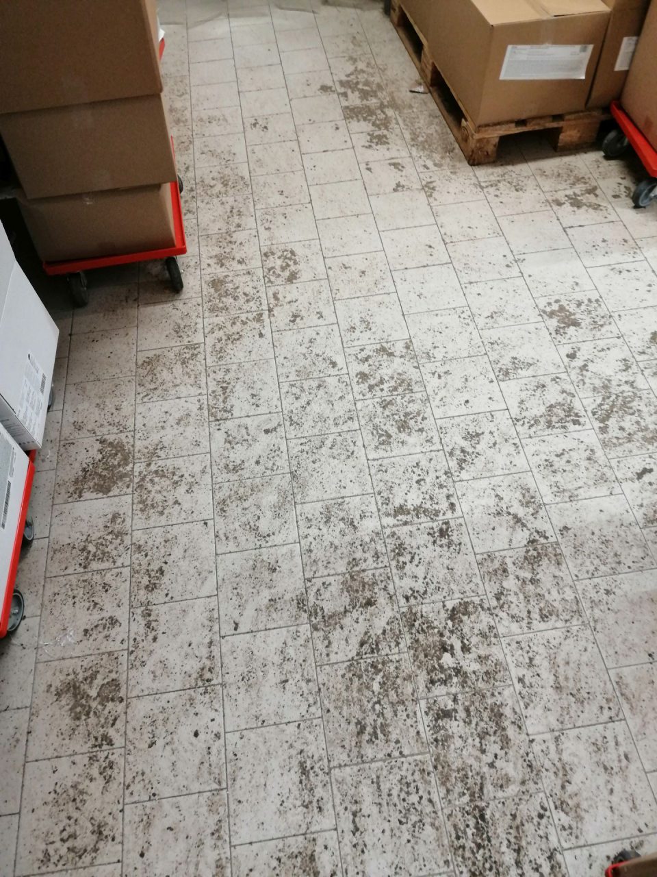 Znečistená podlaha.