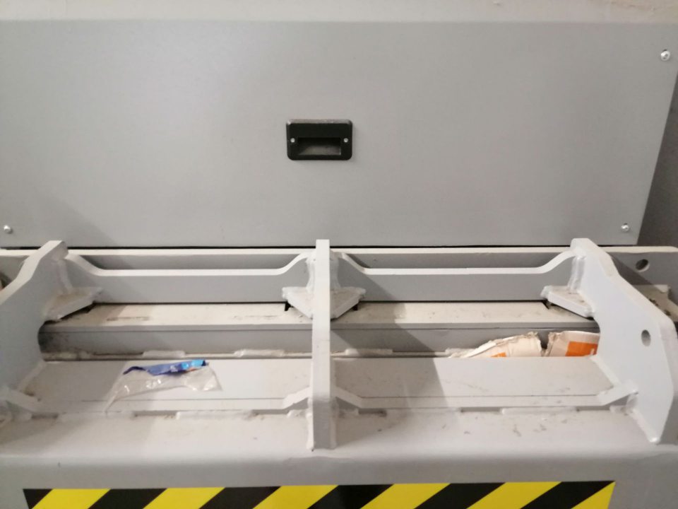 Zaprášený povrch lisu.