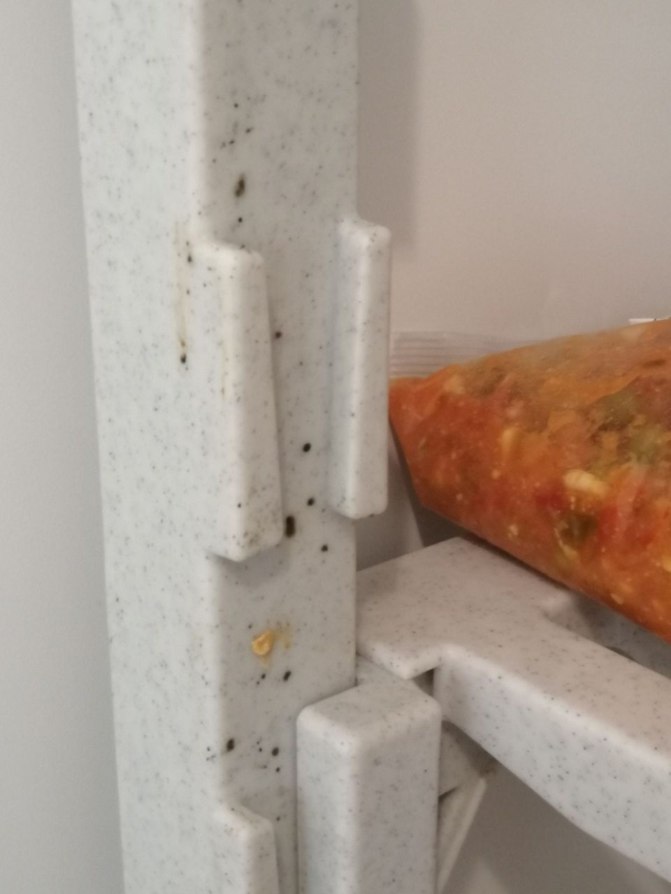 Znečistené regály s výskytom plesne.