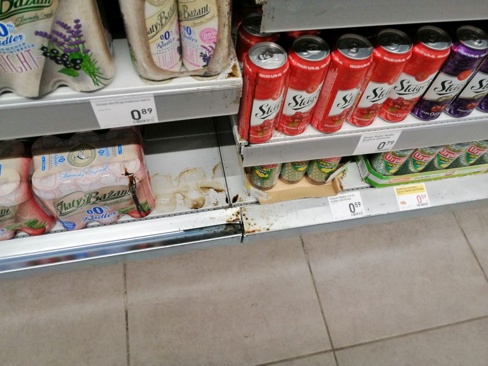 Znečistené police regálov na predajnej ploche.