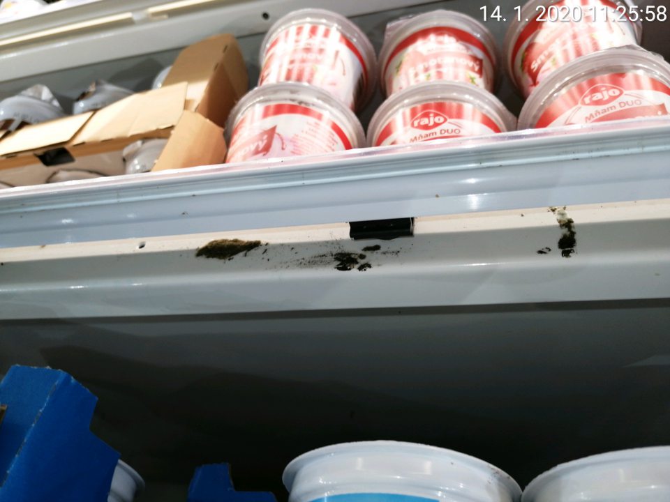 Chladiace vitríny znečistené plesňou