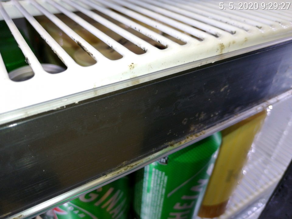 Chladiace vitríny znečistené