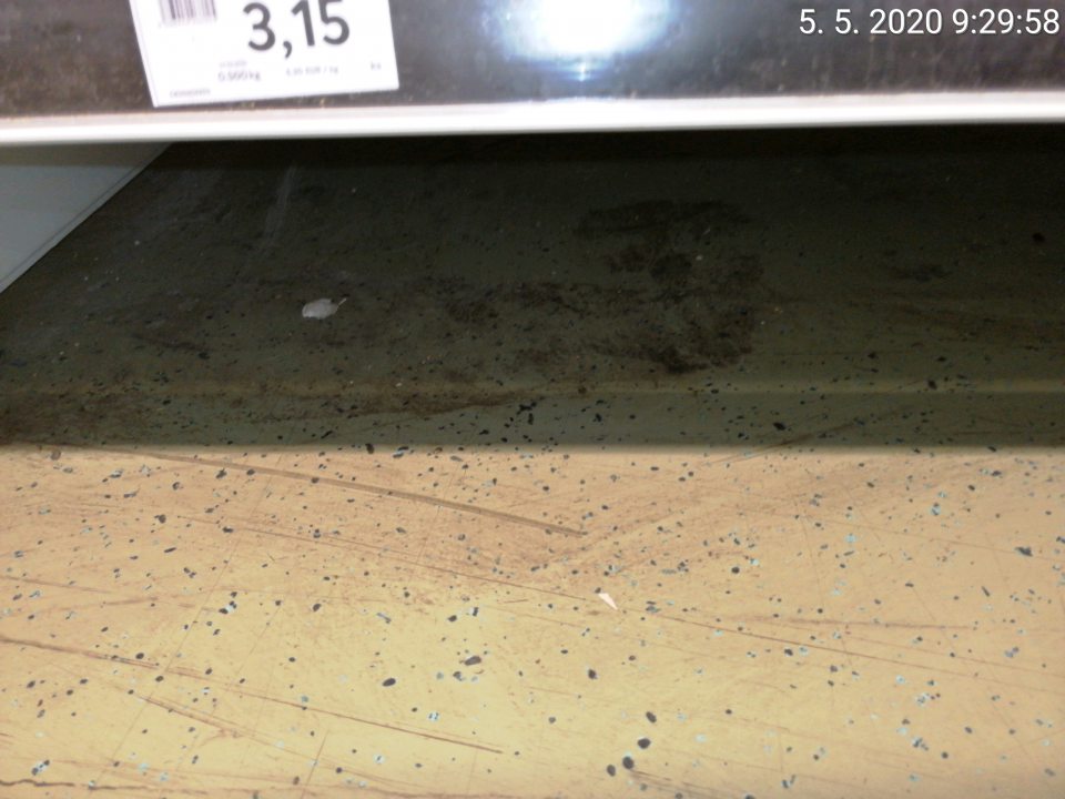 Podlahy znečistené