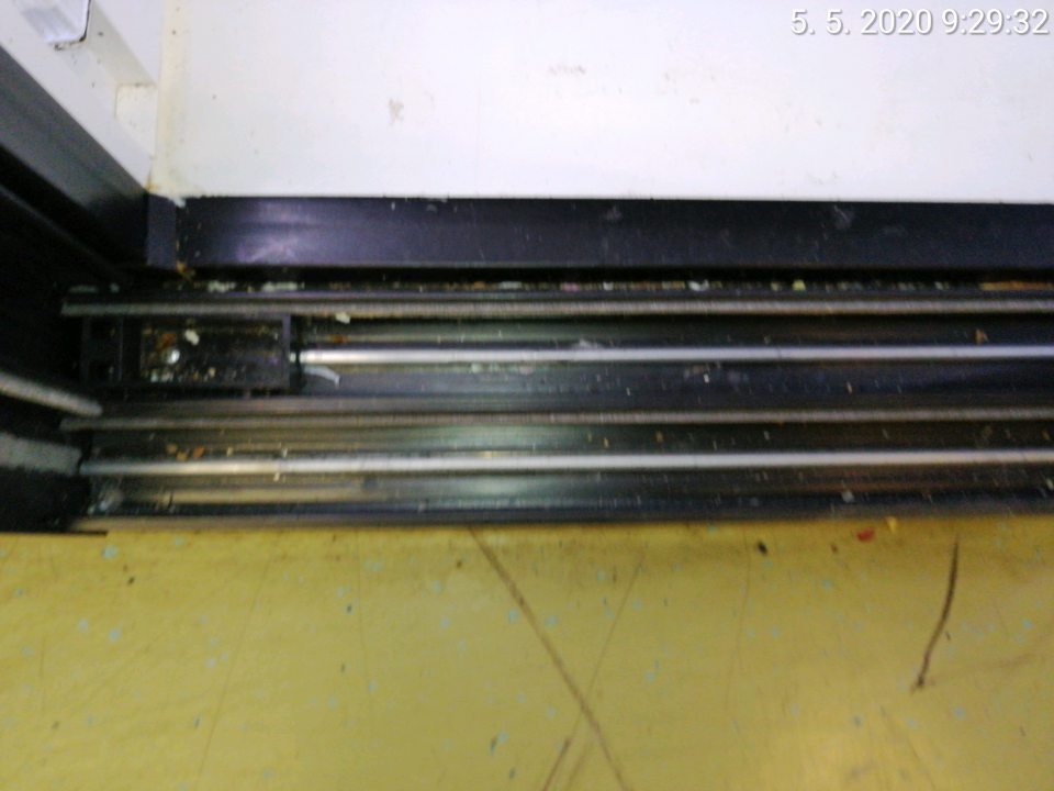 Chladiace vitríny znečistené