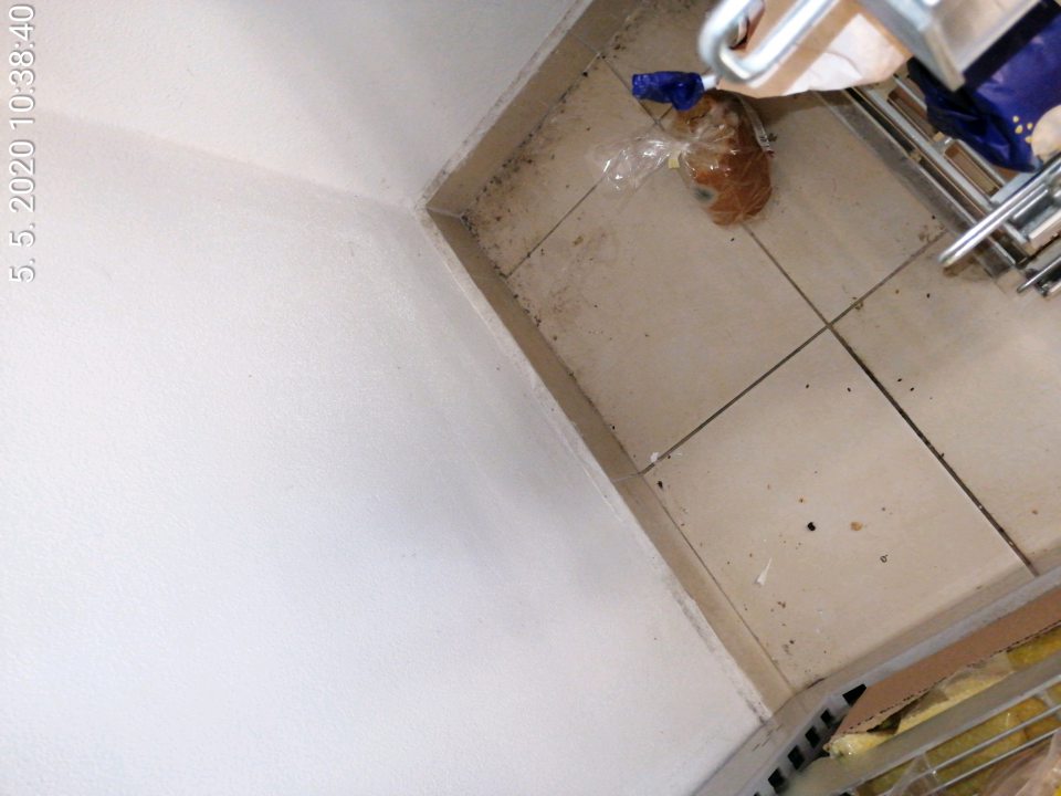 Podlahy znečistené