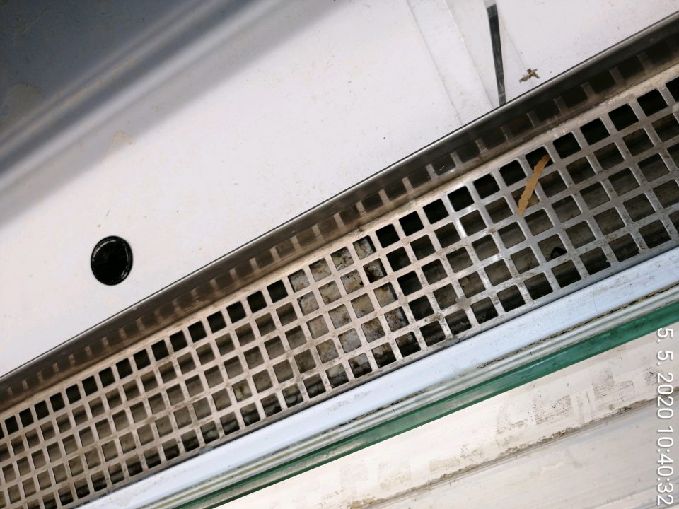 Chladiace vitríny znečistené