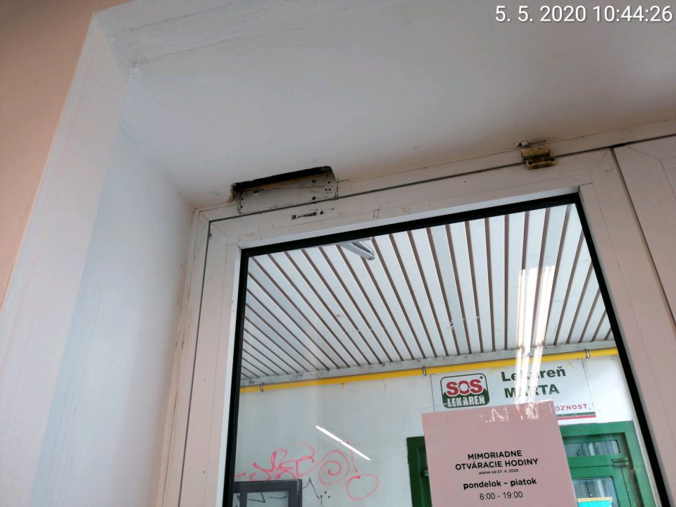 Dvere a stena v okolí znečistené