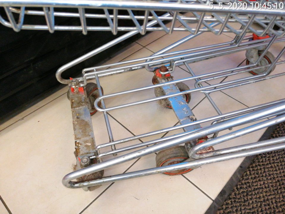 Nákupné vozíky znečistené