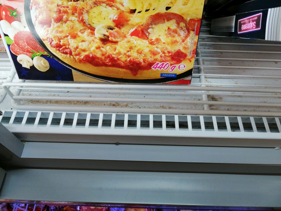 Nános nečistôt na dne mraziacej vitríny.