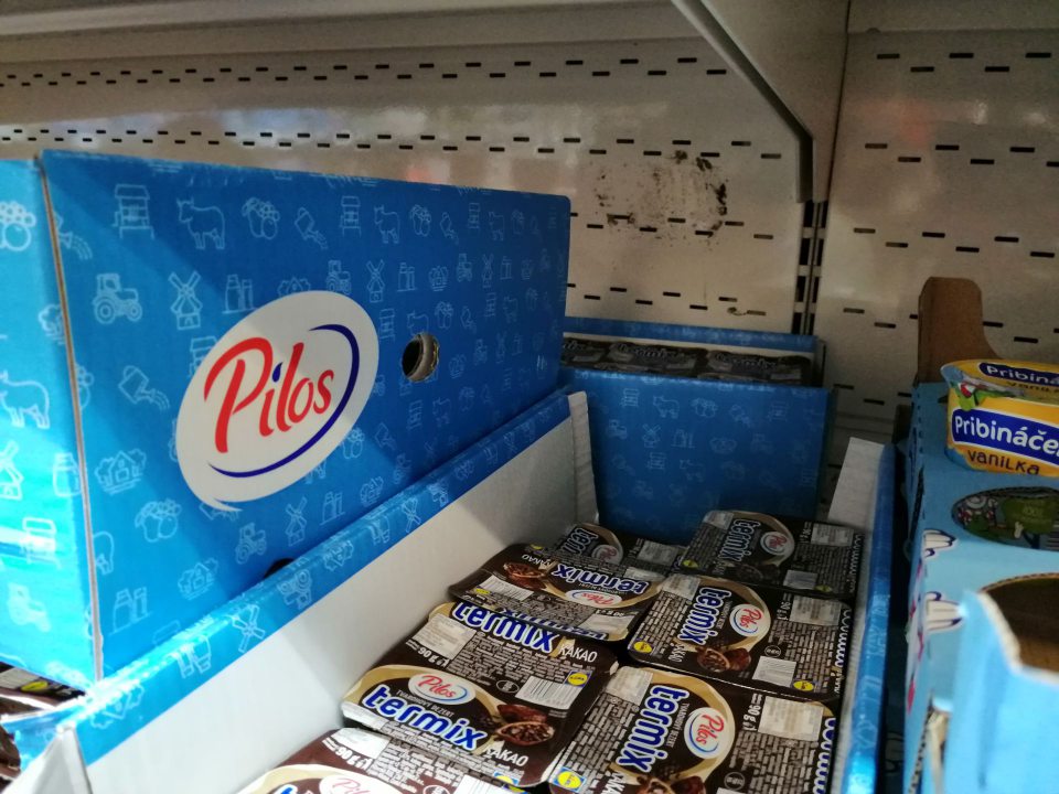 Výskyt plesne na zadnej stene chladiacej vitríny.