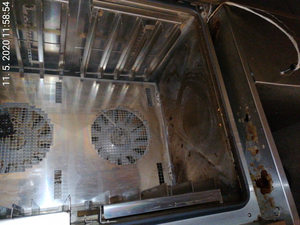Pec na dopekanie znečistená