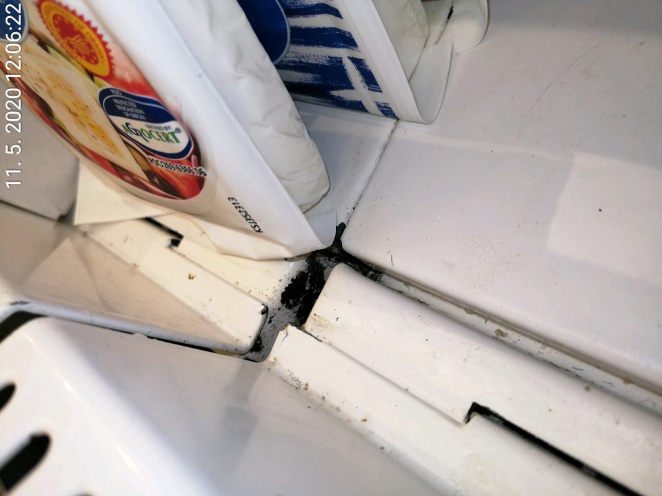 Chladiace vitríny znečistené plesňou