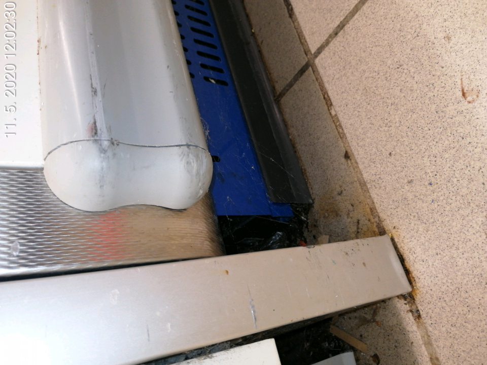 Podlahy pozdĺž zariadení znečistené