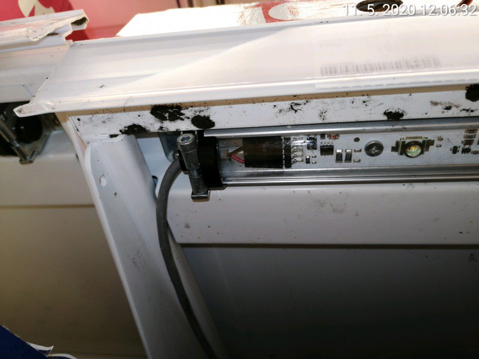 Chladiace vitríny znečistené plesňou
