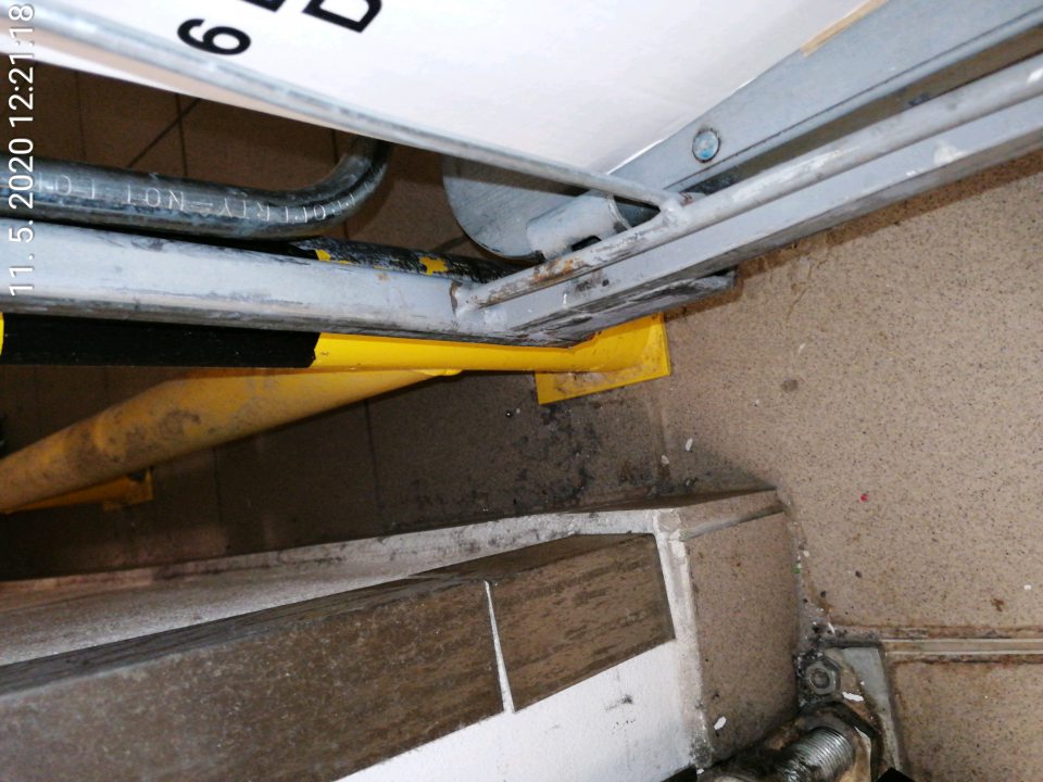 Podlahy a steny v sklade znečistené, zatečené