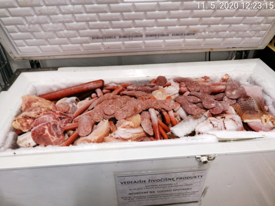 Mraziaci box VŽP III preplnený, neuzatvárateľný, s vrstvou námrazy