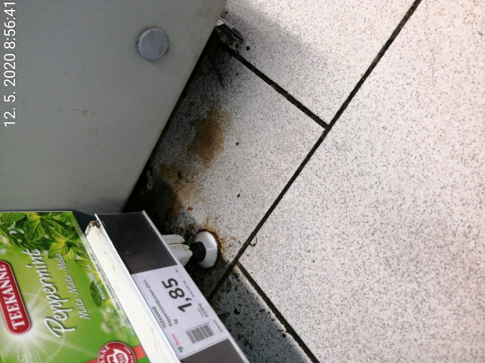 Podlahy znečistené