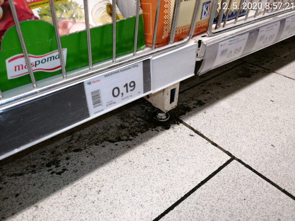 Podlahy znečistené