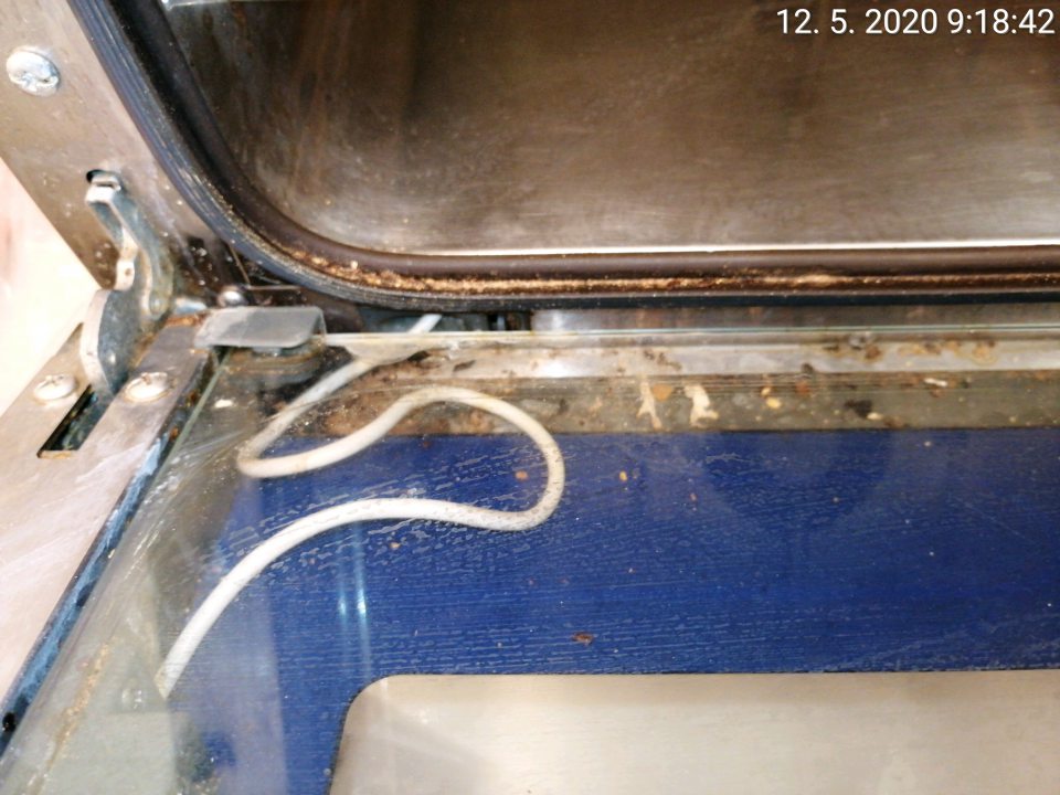 Pec na dopekanie znečistená