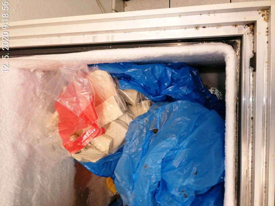 Mraziace boxy znečistené