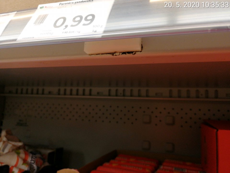 Chladiace vitríny znečistené plesňou