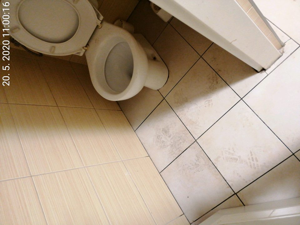 WC a podlahy znečistené