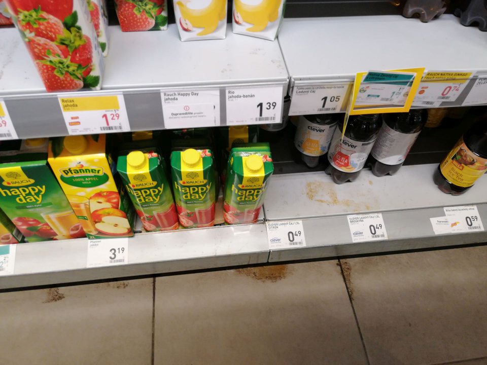 Zatečená podlaha a police regálov.
