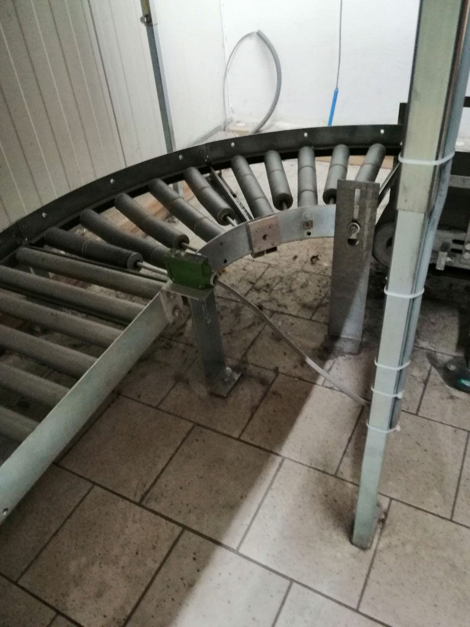 Nános nečistôt pod fľaškomatom.