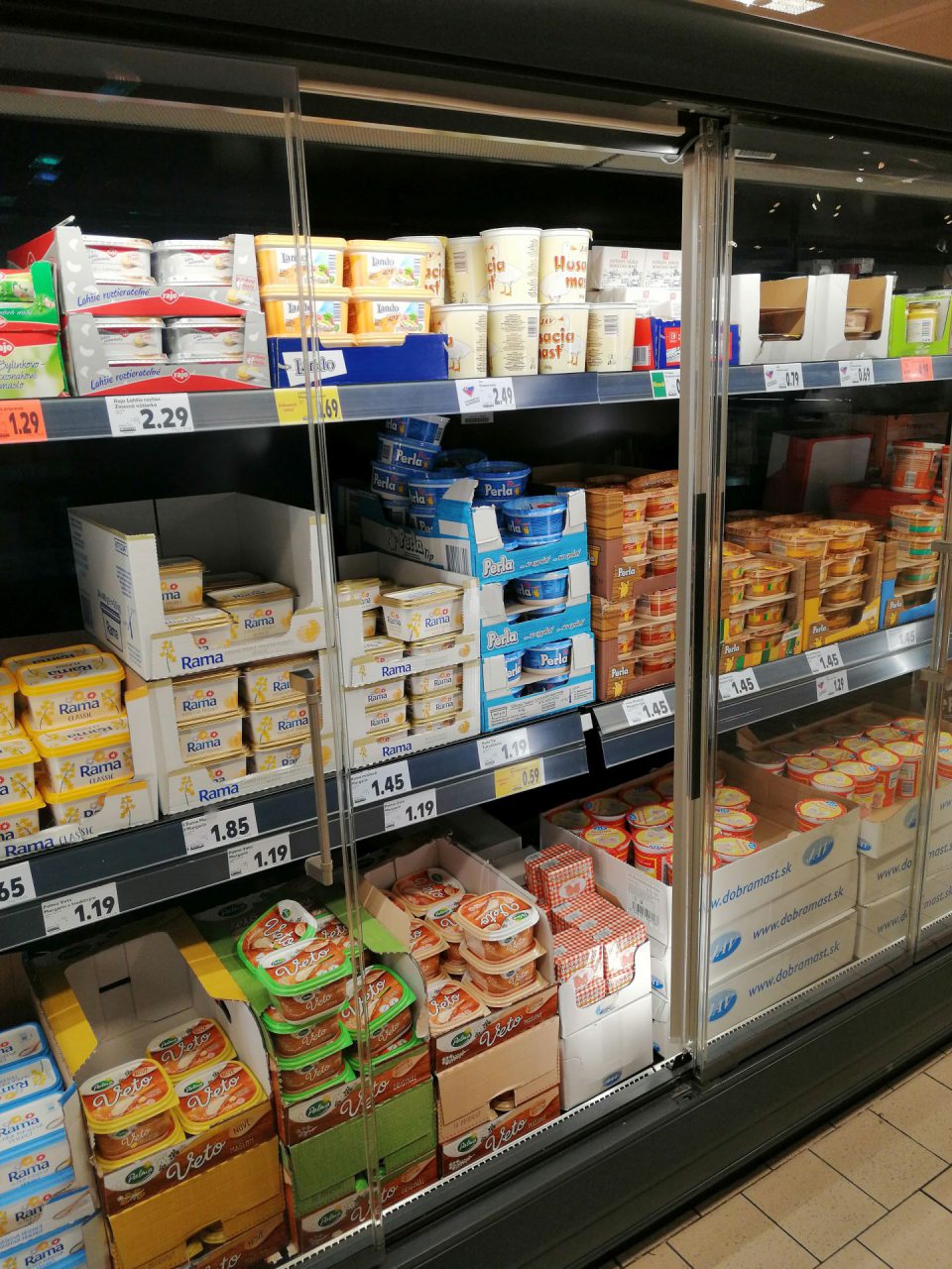 Chýbajúce dvierka chladiacej vitríny.