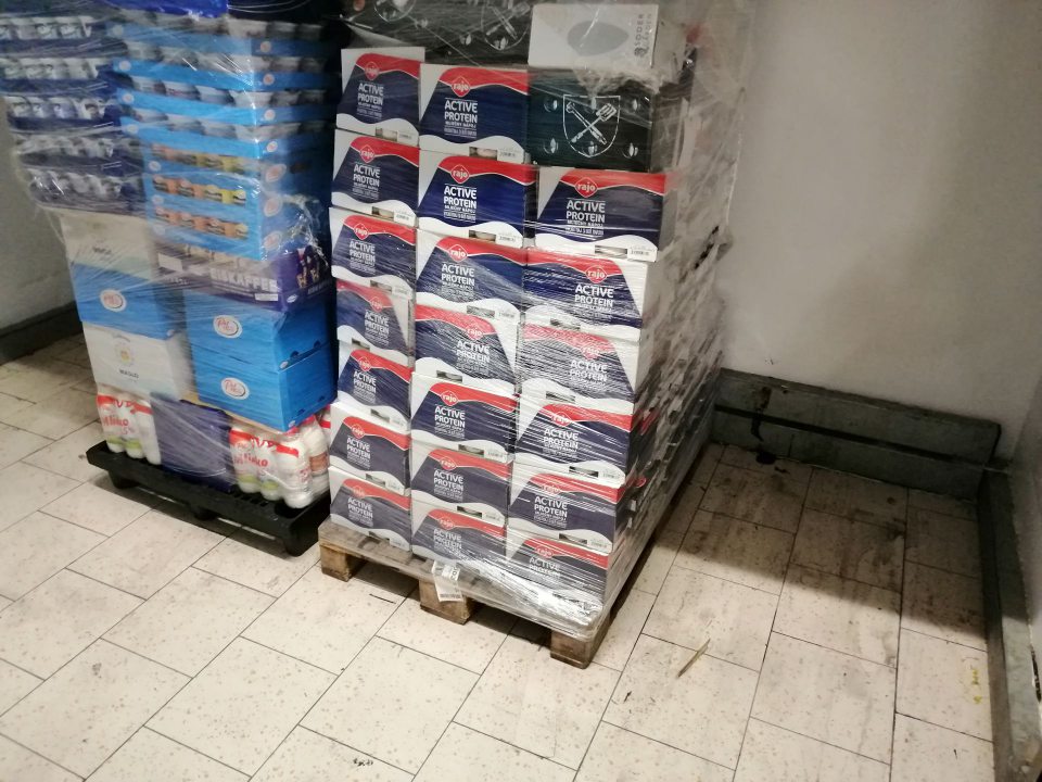 Znečistená podlaha a obvodové sokle v chladiacej bunke.