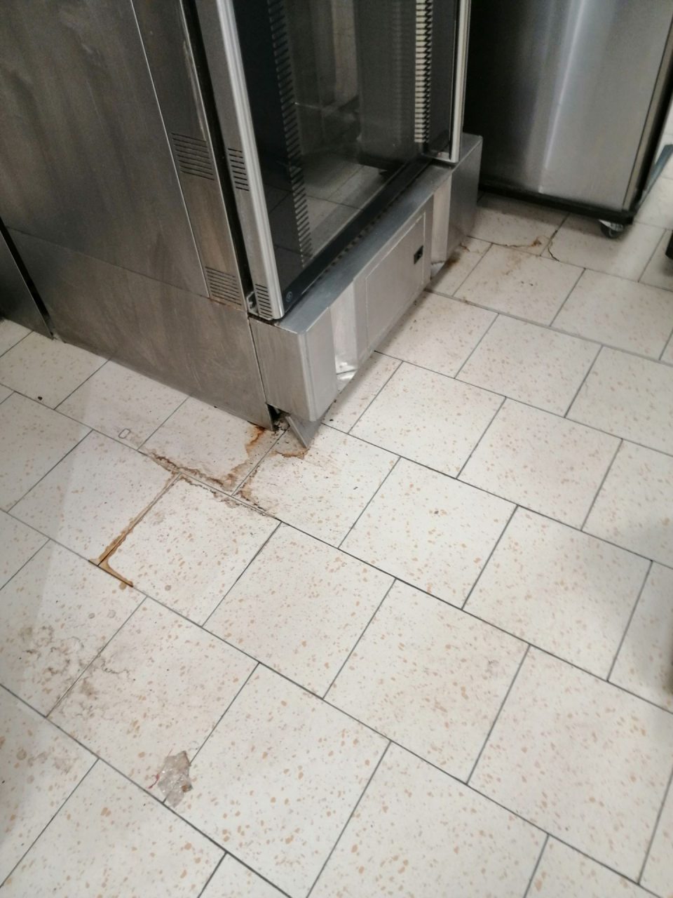 Zatečená podlaha v okolí pece v oddelení dopekania.