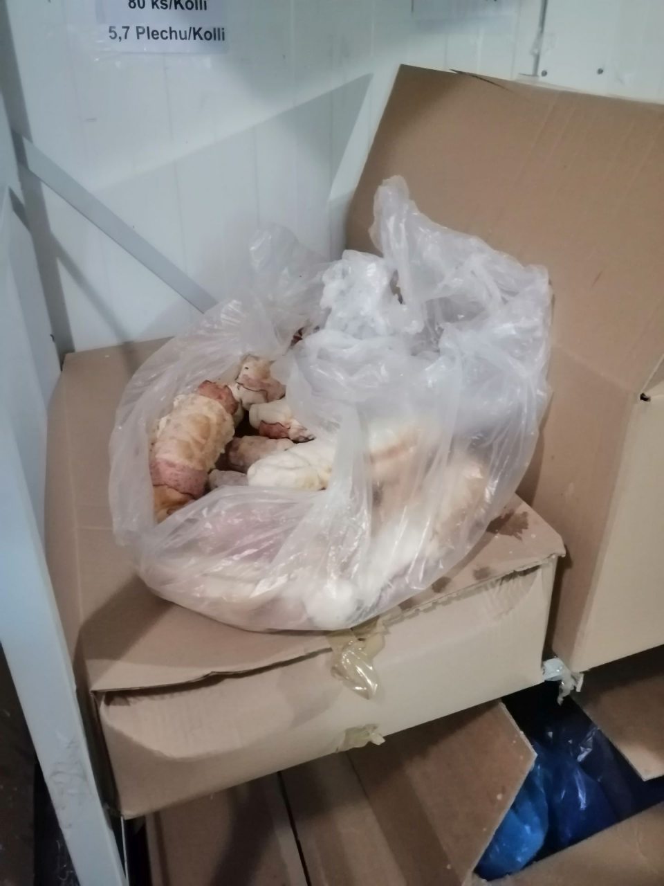 Skladovanie hlbokozmrazených pekárskych polotovarov v PE sáčku bez akéhokoľvek označenia.