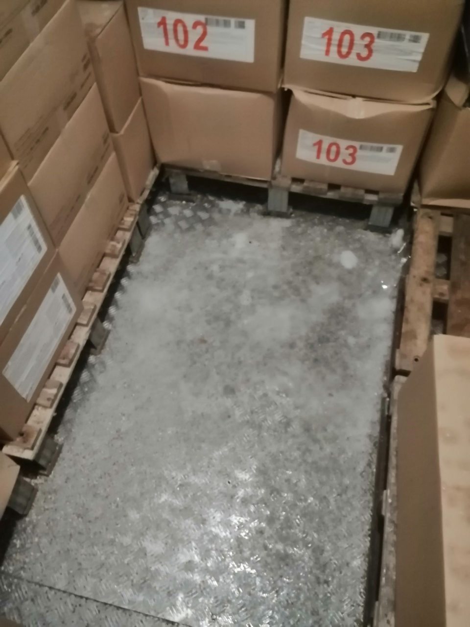 Vrstva ľadu na podlahe v mraziacom boxe pekárne.