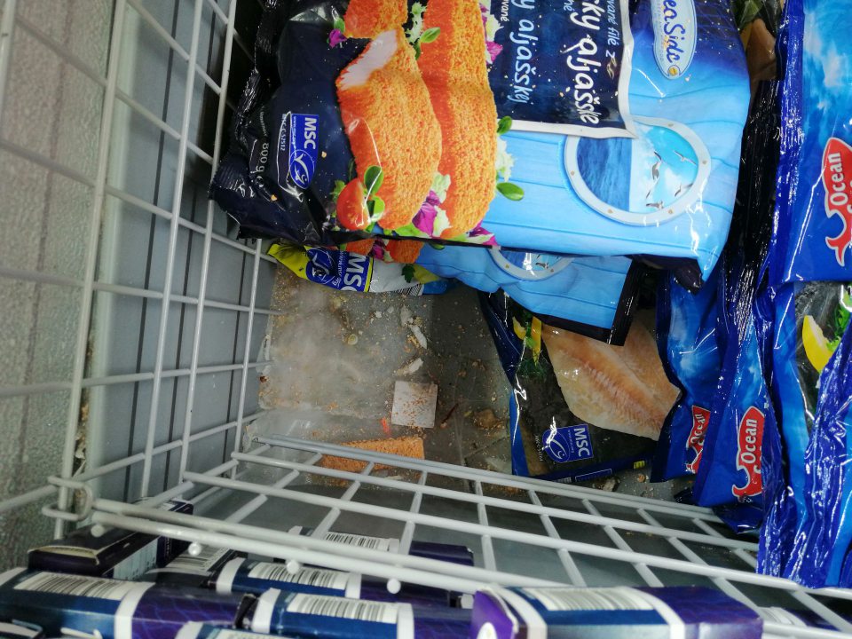 Vrstva ľadu na dne mraziacej vane.