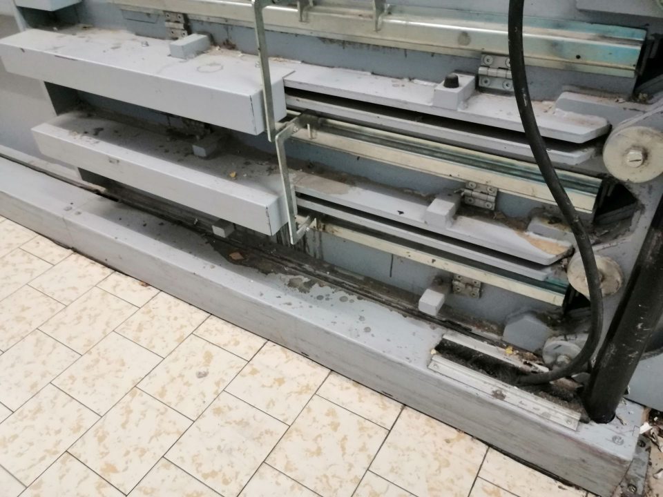 Znečistený povrch lisu.