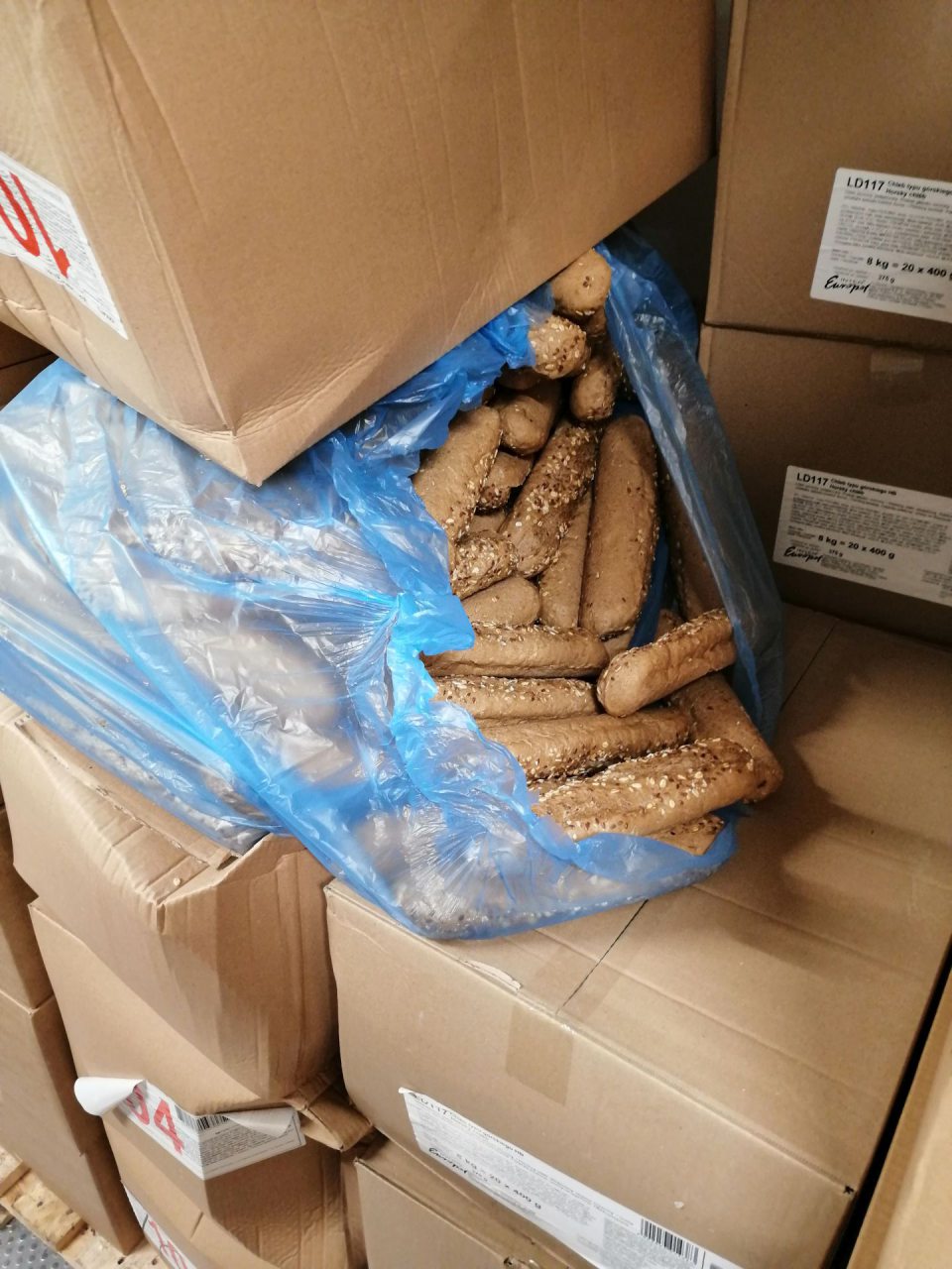 Nehygienické skladovanie mrazených pekárskych polotovarov.