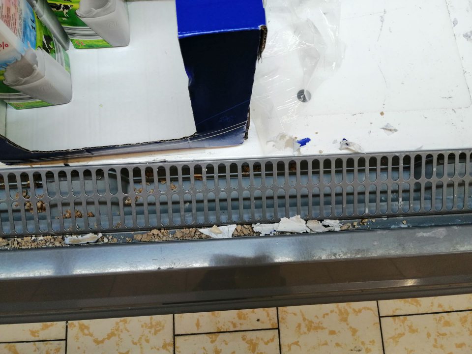 Nános nečistôt na mriežke chladiaceho zariadenia z poškodených obalov droždia.