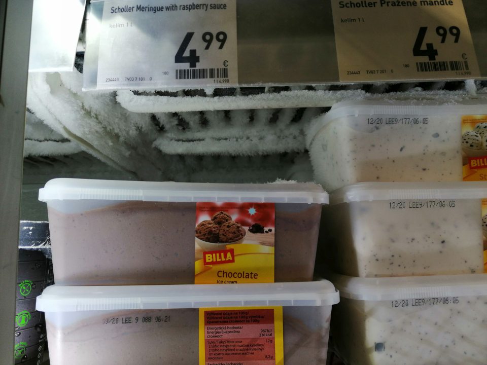 Námraza na policiach ako aj na niektorých obaloch výrobkov v mraziacej vitríne.