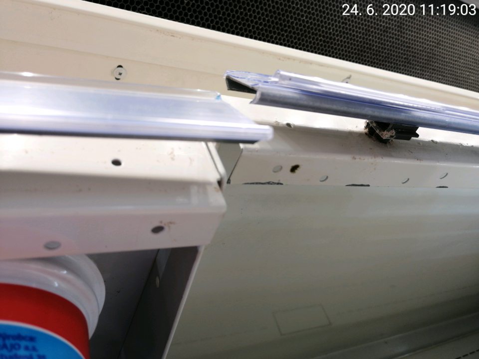 Chladiace vitríny znečistené