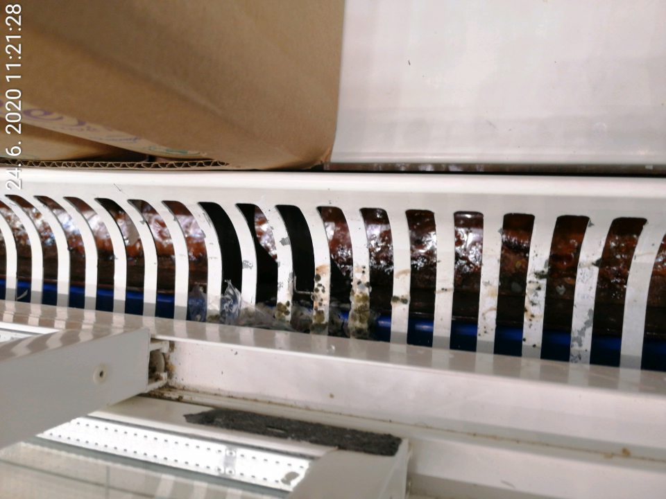 Chladiace vitríny znečistené