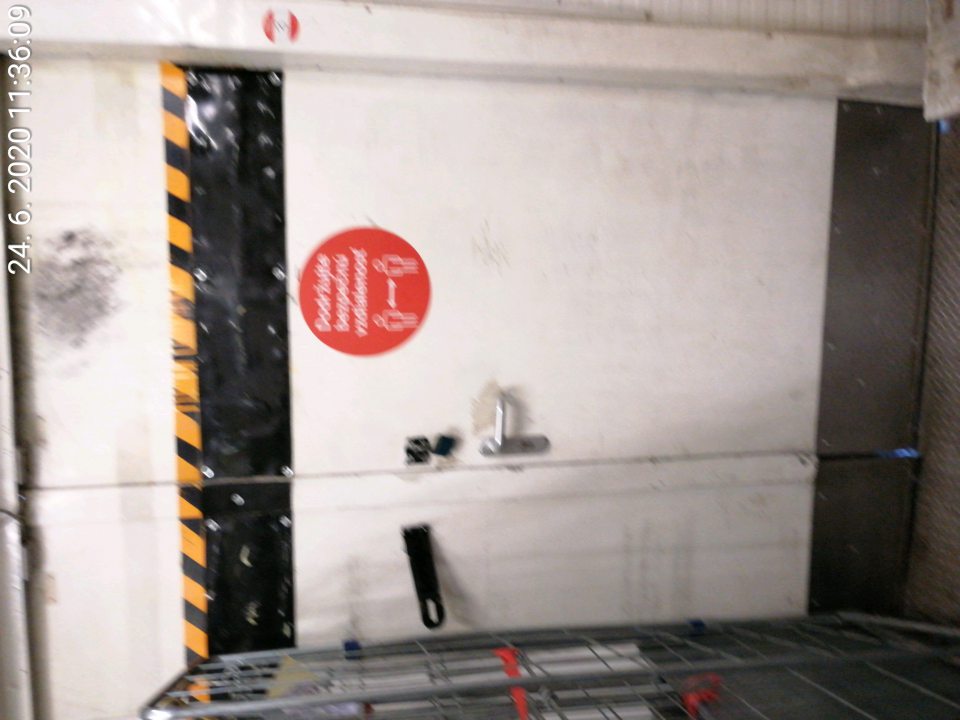 Príjmové dvere znečistené